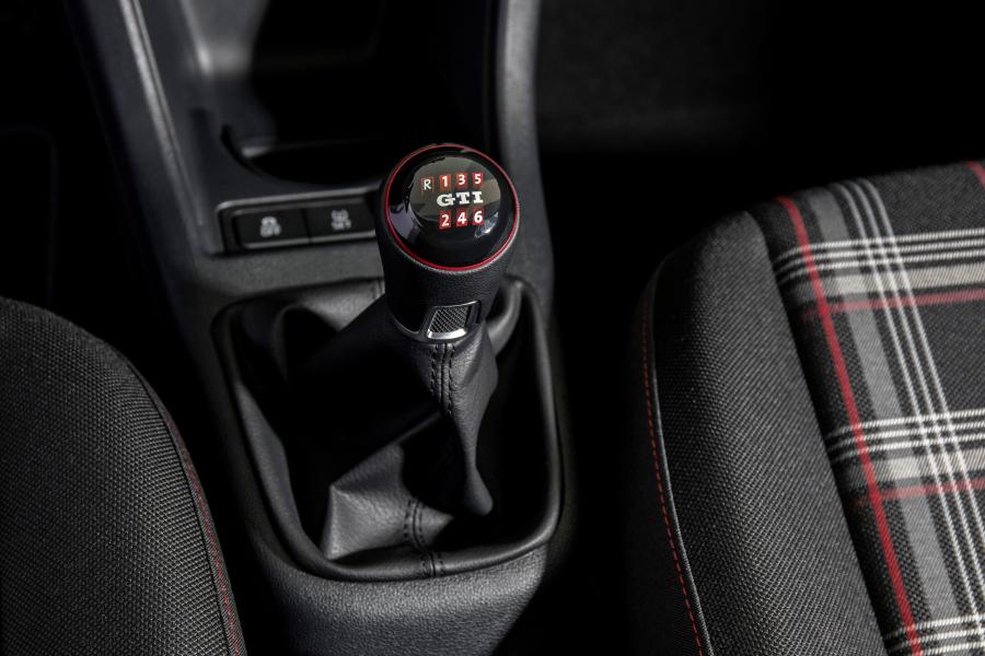 Детали интерьера Volkswagen up! GTI 2018 года  (WW) (фото 33 из 41)